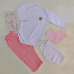 Ajuar 5 piezas ROSA: Body blanco + Pantalón Rosa + Babita doble + Babero bandana reversible + Portachupete x 2