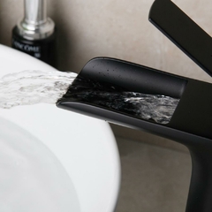 Torneira Banheiro Lavabo Monocomando Cascata Preto Fosco - comprar online