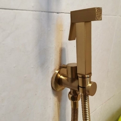 Ducha Higiênica Dourado Escovado Chuveirinho Banheiro Lavabo - comprar online