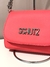 Bolsa rosa neon SCHUTZ na internet