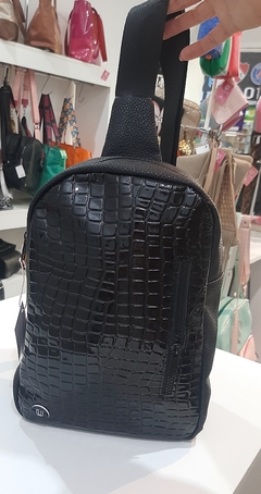 MOCHILA MULTIFUNCIONAL CRUZADA CROCO