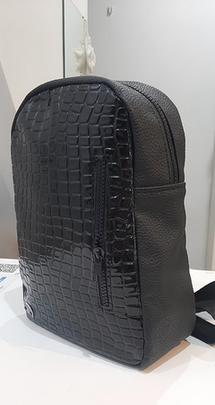 Imagen de MOCHILA MULTIFUNCIONAL CRUZADA CROCO