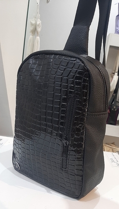 MOCHILA MULTIFUNCIONAL CRUZADA CROCO - comprar online