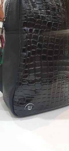 MOCHILA MULTIFUNCIONAL CRUZADA CROCO en internet