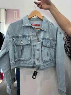 CAMPERA DENIM CARGO - CELESTE - tienda online