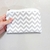 Necessaire Chevron cinza e branco