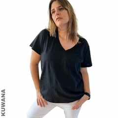 Remera XL Escote V Black Basic