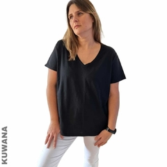 Remera XL Escote V Black Basic - Kuwana Mayorista