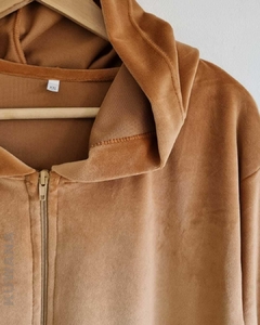 Campera Plush Essential Camel - comprar online