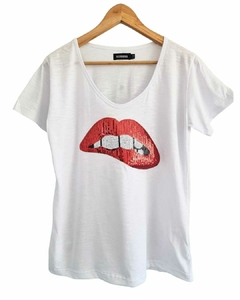 Remera V LIPS RED PREMIUM WHITE (4 talles)