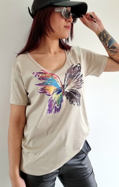 Remera V BUTTERFLY SAND PREMIUM (M AL XL) - comprar online