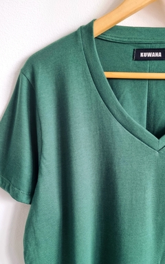 Remera V Basic PREMIUM VERDE INGLES ( M AL XL) - comprar online