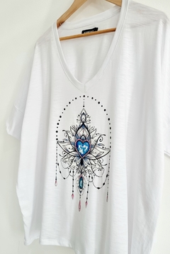 Remera V PREMIUM LOVE BLUE White [ 4 talles] - Kuwana Mayorista