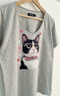 Remera V MEOW GREY Premium (4 Talles)