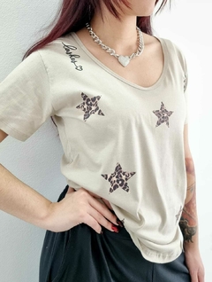 Remera V STARS PRINT ( 3 talles) - Kuwana Mayorista