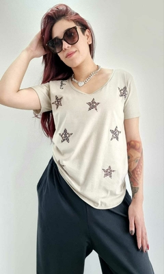 Remera V STARS PRINT ( 3 talles) en internet