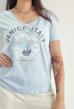 Remera V PREMIUM VENICE SKY (4 talles)