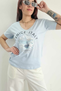 Imagen de Remera V PREMIUM VENICE SKY (4 talles)