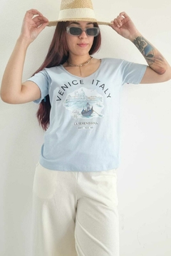 Remera V PREMIUM VENICE SKY (4 talles)