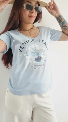 Remera V PREMIUM VENICE SKY (4 talles) - tienda online