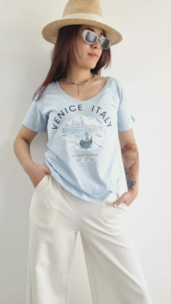 Remera V PREMIUM VENICE SKY (4 talles) - Kuwana Mayorista