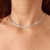 Choker prata de escamas no pescoço