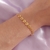 Usando pulseira e corações folheada a ouro 18k