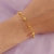 Usando pulseira texturizada de bolinhas folheada a ouro 18k