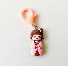 Pingente de resina - kokeshi (gancho) - comprar online