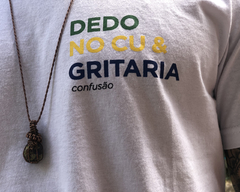 Dedo No Cu e Gritaria Salsicha T-shirt detalhe estampa