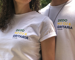 Dedo No Cu e Gritaria Salsicha T-shirt detalhe estampa