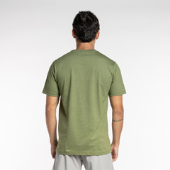 CAMISETA M/C FULL LOGO VERDE MILITAR MESCLA - Dominasy