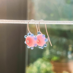 Brinco Florença com pingente rosa e gotas azuis em cristal Murano