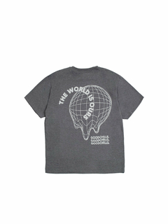 REMERA WORLD IS OURS GRIS