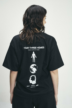 REMERA THREE HOMES NEGRA en internet