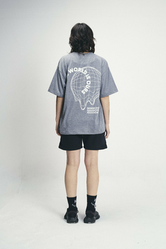 REMERA WORLD IS OURS GRIS - GOODCHILLS.