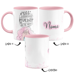 Caneca Sigo Apaixonada Pela Mulher que me Tornei com Nome - Rosa - comprar online