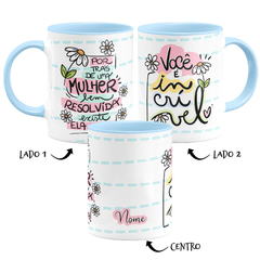 Caneca Por Trás de uma Mulher Bem Resolvida com Nome - Azul Ciano - comprar online