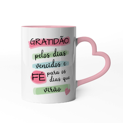 Caneca Gratidão Pelos Dias Vencidos Alça de Coração Personalizada com Nome - comprar online