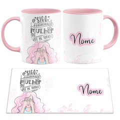 Caneca Sigo Apaixonada Pela Mulher que me Tornei com Nome - Rosa