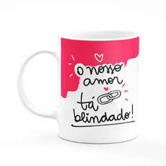 Caneca Branca Namorados Nosso Amor Tá Blindado com Nomes - Mai Personalizados