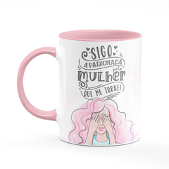 Caneca Sigo Apaixonada Pela Mulher que me Tornei com Nome - Rosa na internet