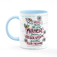 Caneca Por Trás de uma Mulher Bem Resolvida com Nome - Azul Ciano na internet