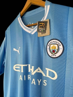 MANCHESTER CITY AZUL CLARO- DETALHES 23/24 - comprar online