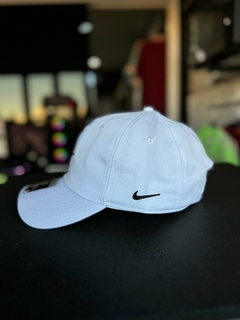 Boné Nike Símbolo- Branco - comprar online