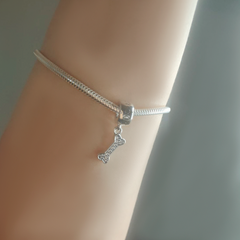 Berloque para bracelete feito em prata com ossinho - comprar online