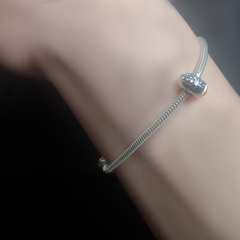 Berloque para bracelete feito em prata com roda cravejada com zircônias - comprar online