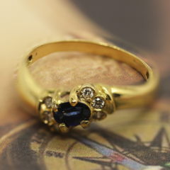 Anel Safira Azul e Diamantes feito com Ouro 18K na internet