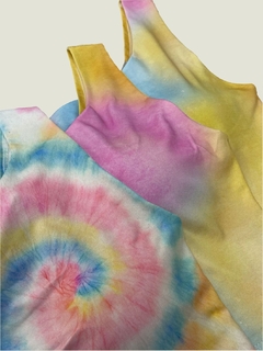 Top Cropped Tie Dye Um Ombro na internet
