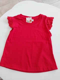 Remera roja con puntilla